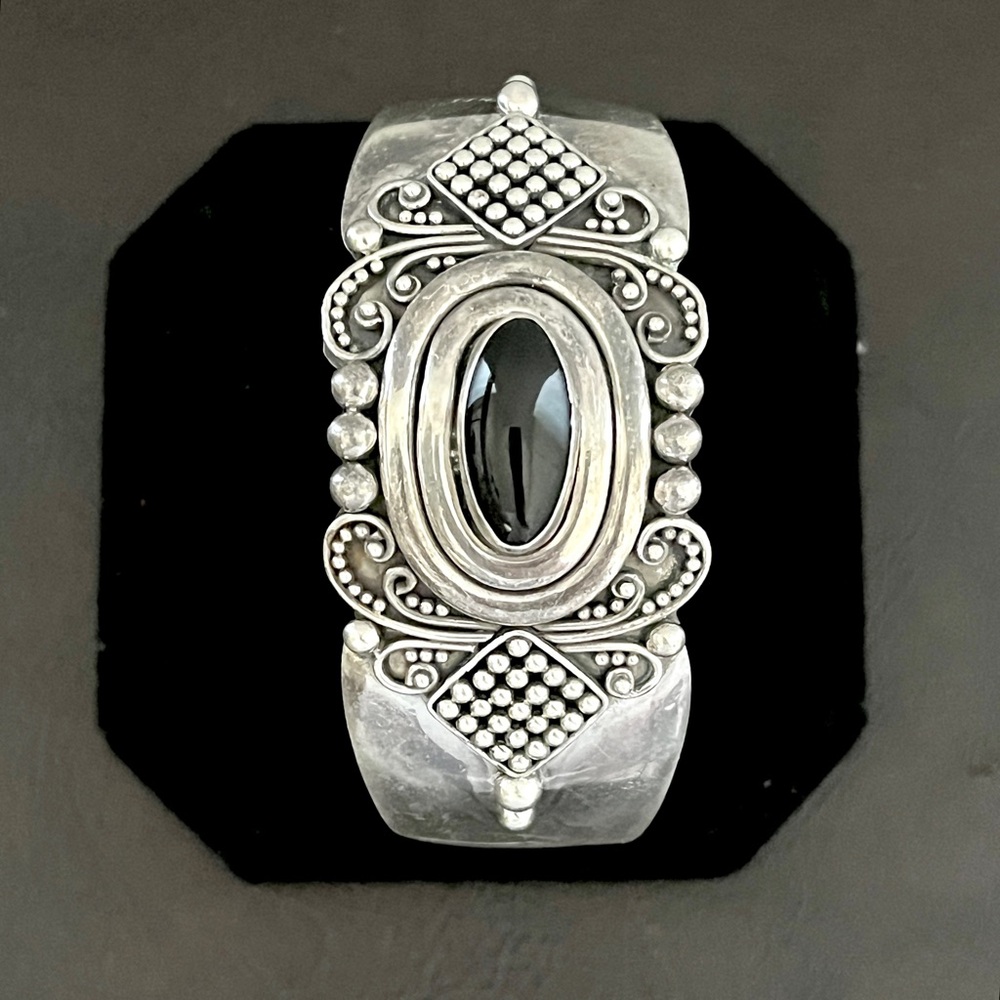 Vintage ornate sterling silver black onyx cuff bracelet - Picture 4 of 8